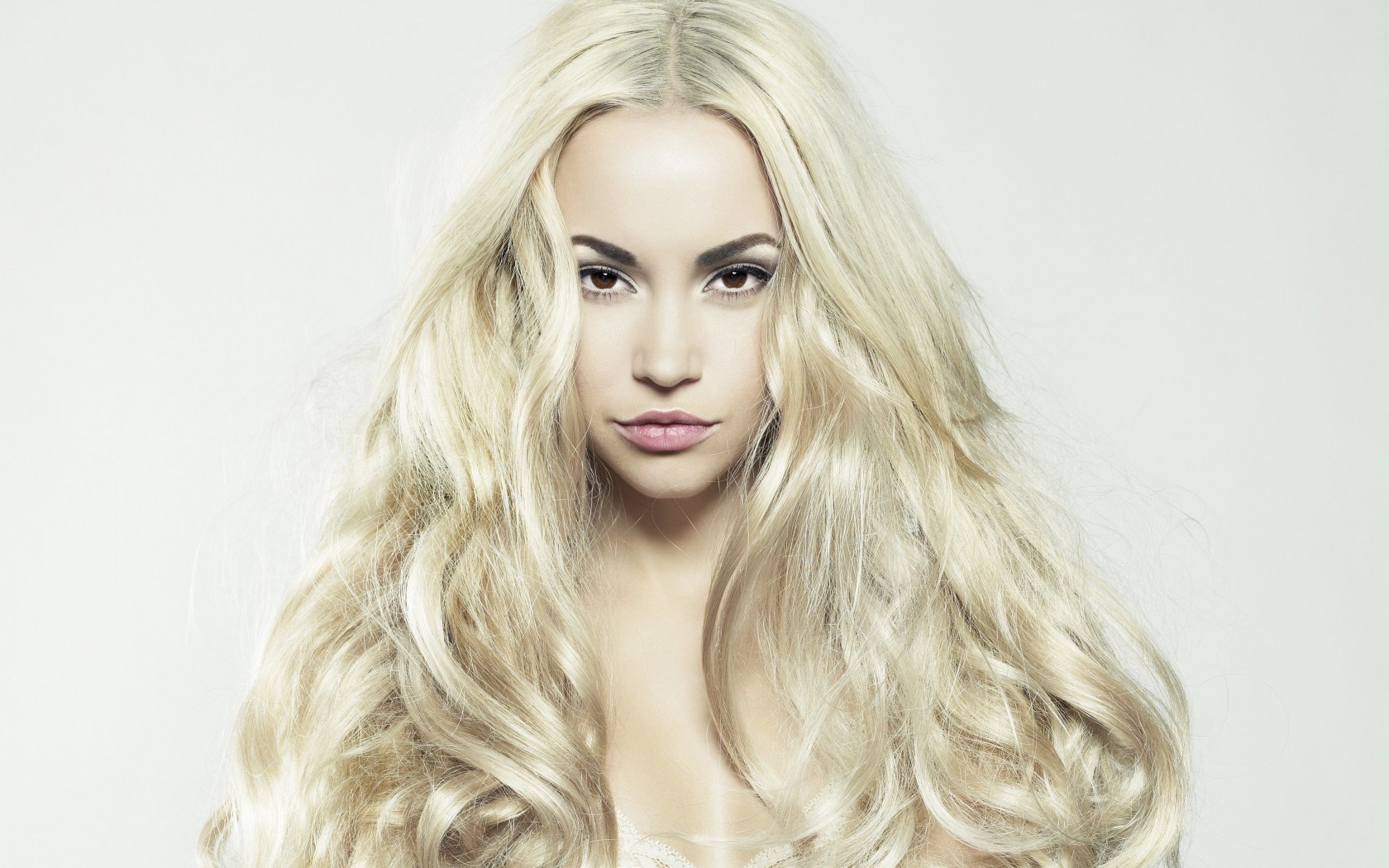 blonde-girrl-long-hair-make-up-beautiful-models-photo-wallpaper